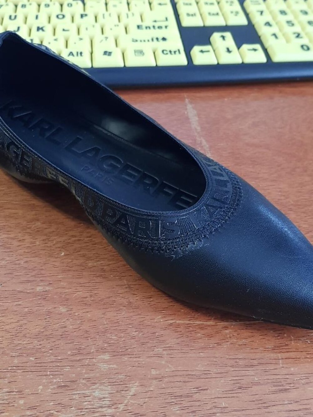 NEW ! Karl Largerfeld Paris WMN Vinette Pointed Toe Ballet Flat W Logo Sz 9/ 6.5